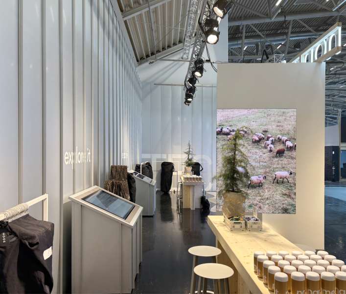 Messestand indrammet med stålprofiler , ISPO München